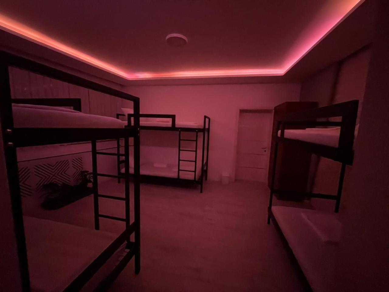 Shesh Hostel Pristina Eksteriør billede