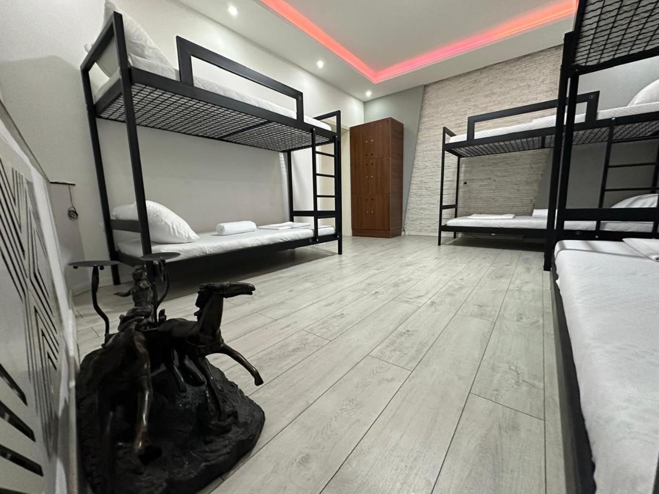Shesh Hostel Pristina Eksteriør billede
