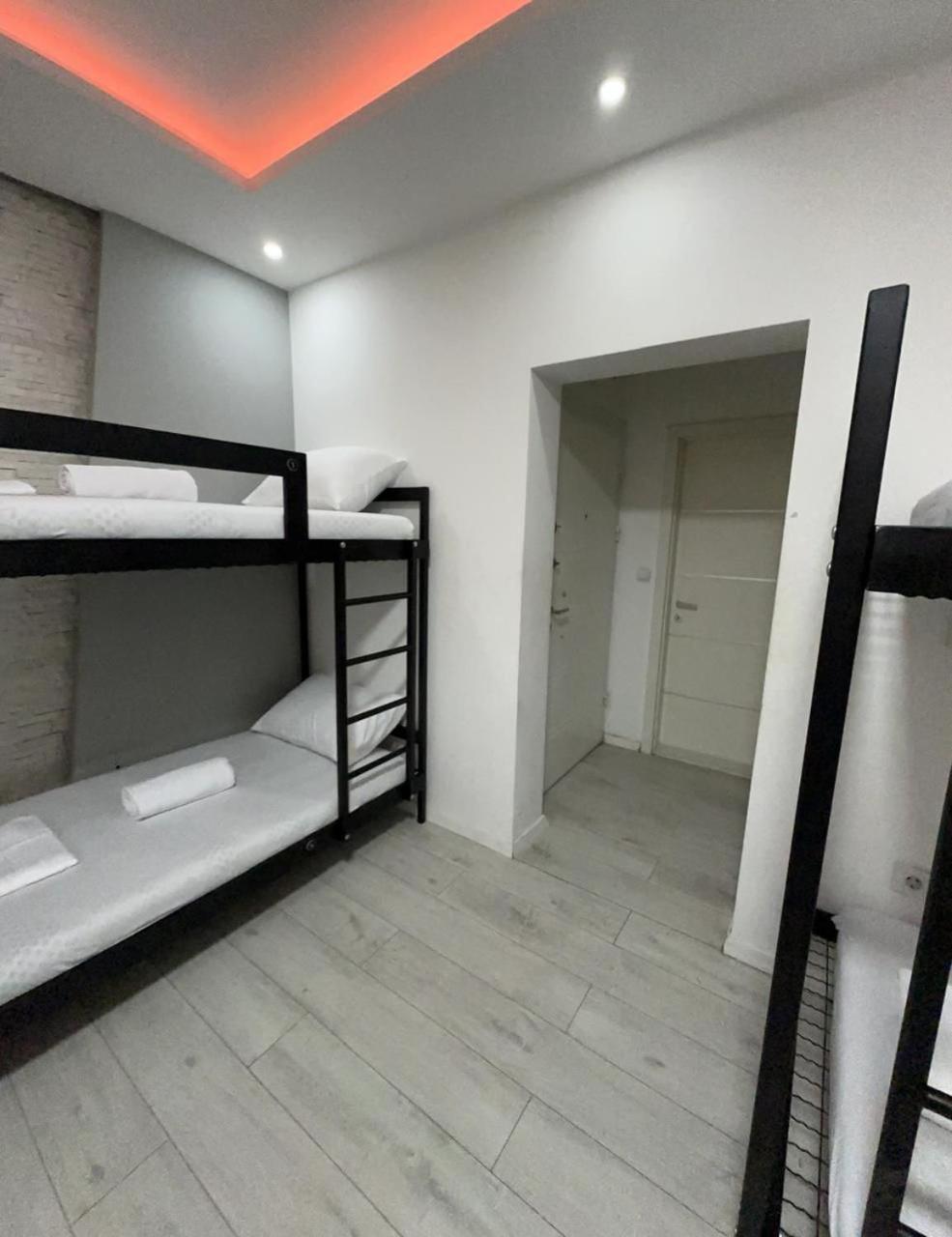 Shesh Hostel Pristina Eksteriør billede
