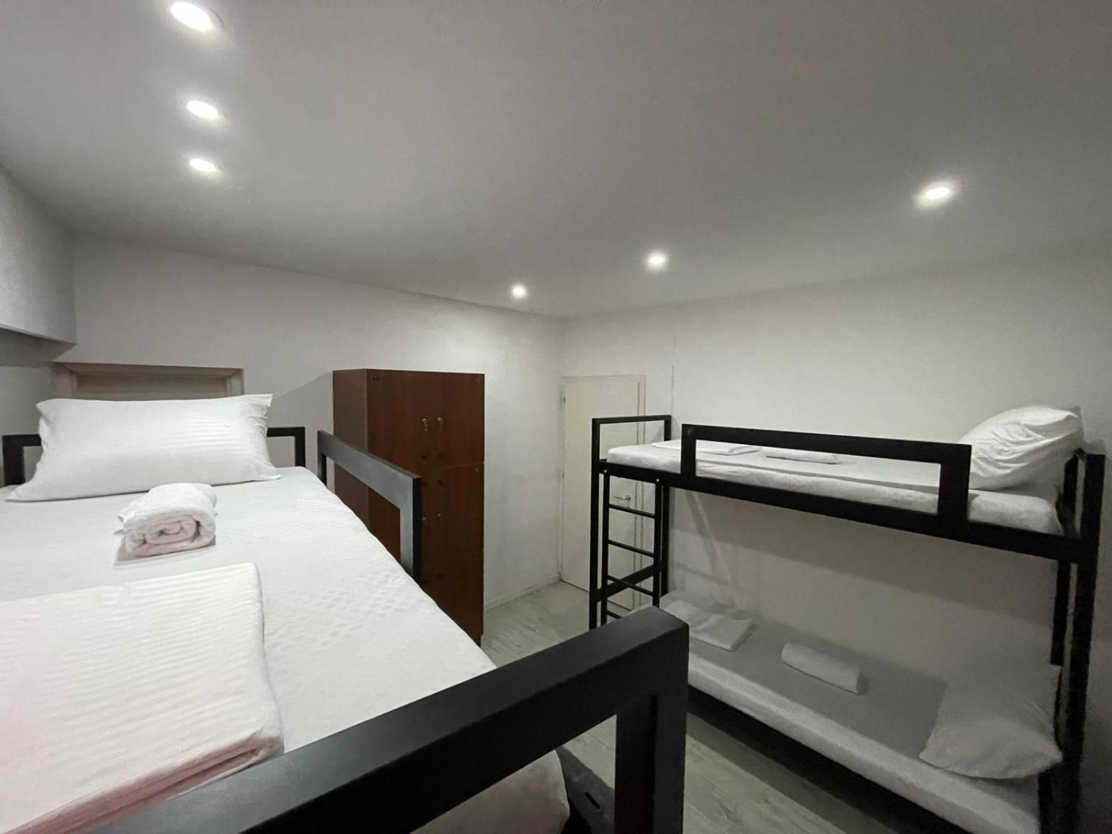 Shesh Hostel Pristina Eksteriør billede