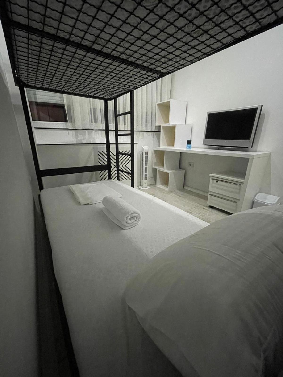 Shesh Hostel Pristina Eksteriør billede